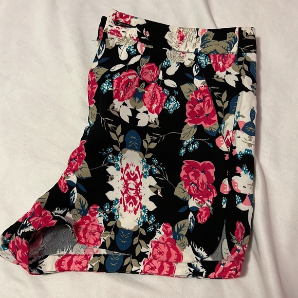 Floral shorts - Picture 3 of 3